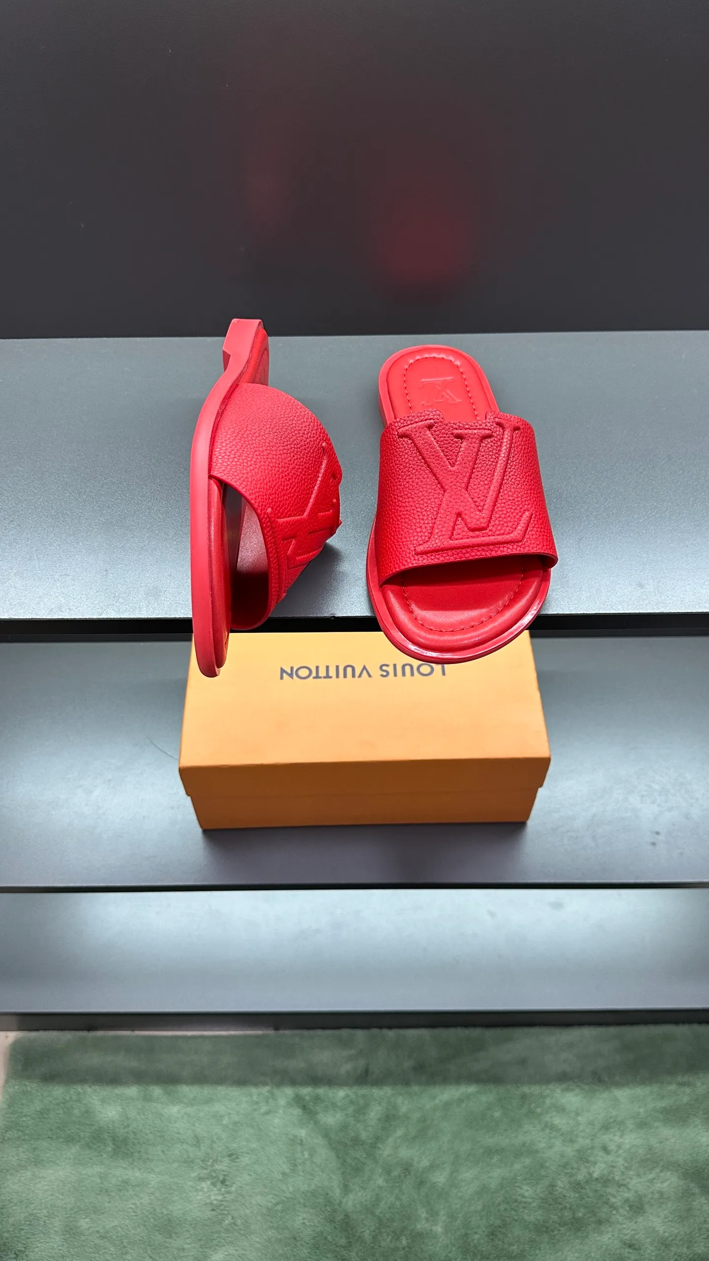 P280 🔍Top purchasing agent LV men's spring and summer slippers counter synchronized. The uppers are made of cowhide fabric imported from Italy, with logo graphics and high-quality craftsmanship. The soles are: original soles specially provided by the original factory. Exclusive molded soles are super comfortable. Original factory follow-up orders. 🔍🔍High quality. You can enter and exit the counter at will. Welcome to compare. Size 38-45